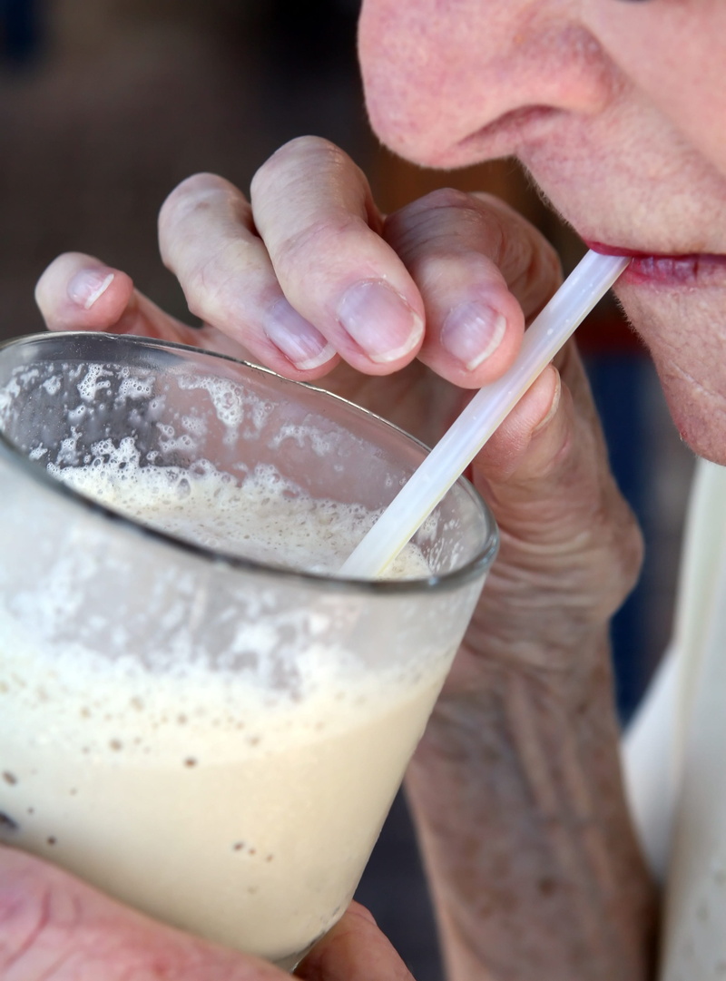 drink, real people, sweet, drinking straw, shake, cream, dessert, milk, freshness, still, non-alcoholic beverage, finger, life, household equipment, 2K