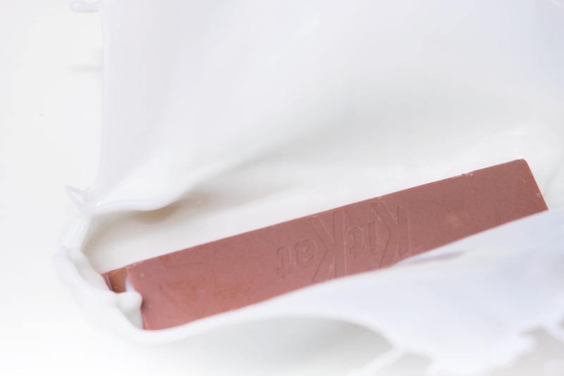 letter, movement, sweet food, brown, pour, splashing, falling, paper, shake, no people, simplicity, wave, finance, absence, food, white color, wavy, drop