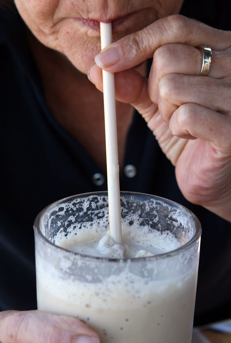 food, refresh, shake, beverage, lifestyles, sweet, person, dairy, low, healthy, cocktail, dessert, straw, milkshake, human body part, meal, household equipment