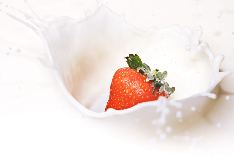 drop, image, colored, ripe, snack, dairy product, fruit, herb, white, studio shot, background, healthy eating, milk, green, smooth, dessert, berry, no people