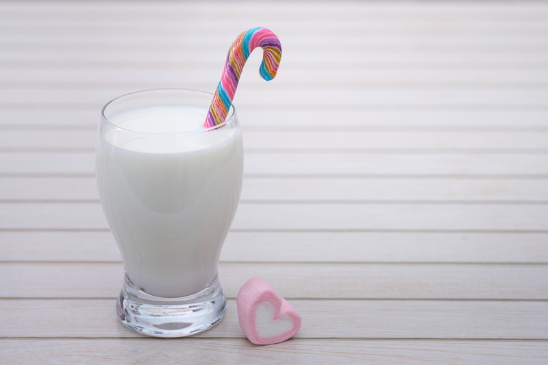 milkshake, still life, delicious, drinking straw, beverage, marshmallow, photo, food, 5K, blur, candies, heart, wood - material, wooden, straw, wood, food and drink
