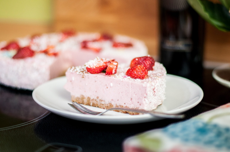 french food, focus on foreground, colored, taste, ready-to-eat, powdered sugar, fruit, sweets, selective focus, sweet, crockery, food and drink, the cake