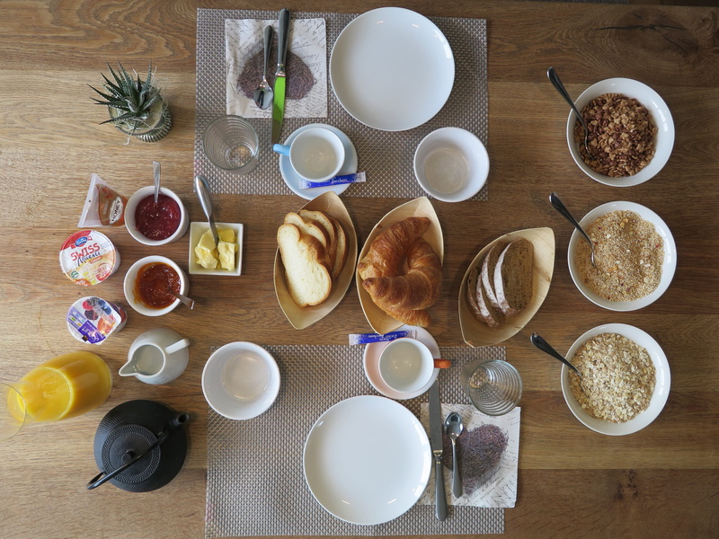 food, bowl, frisch, healthy, vitamins, b b, no people, table, glass, milk, natural product, sweet, drink, freshness, high angle view, crockery, eat in the morning