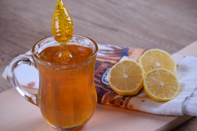 fructose, foodstuff, lemon, amber, no people, freshness, drink, container, teaspoon, flow, sticky, selective, natural, nectar, glucose, yellow, wood - material