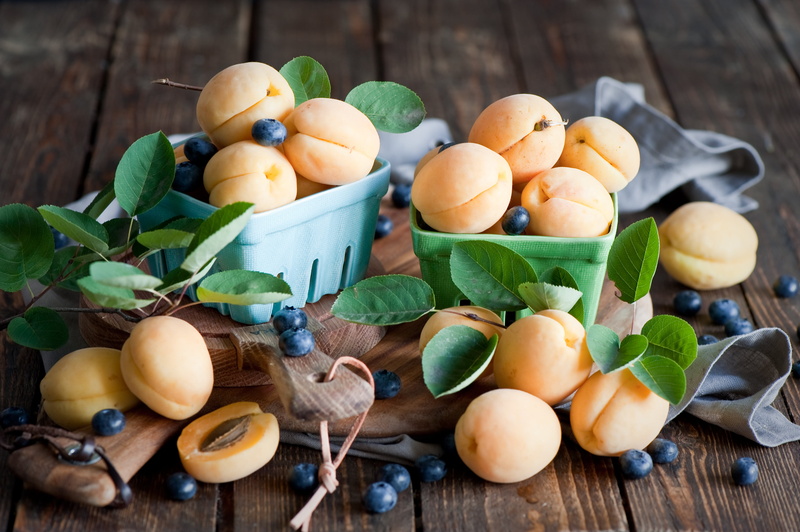apple - Fruit, fruits, large group of objects, 4K, round, still life, green Color, leaf, dishes, brown, breakfast, blueberries, refreshment, wood - Material