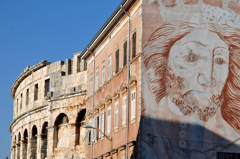 ancient civilization, mural, building, human representation, street art, wall, the past, hausdeko, city, home front, sky, built structure, wall - building feature