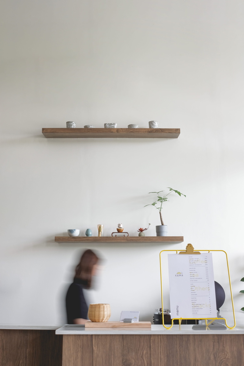 laptop, lifestyles, human, indoors, wall, 5K, coffeeshop, blossom, business, sitting, coffee, plant, real people, table, adult, ikebana, computer, interior design