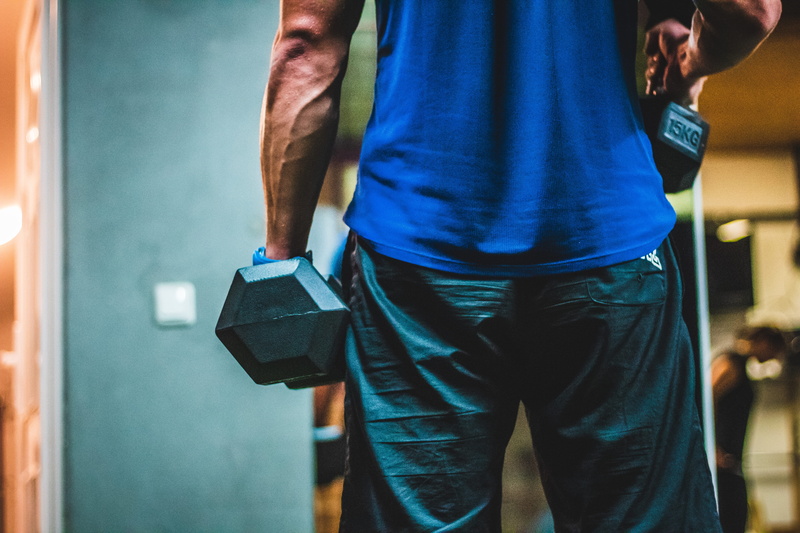 occupation, workhard, man, protection, indoors, person, gym, fit, blue, shirt, midsection, 5K, real people, black, holding, crossfit training, males, dumbbells