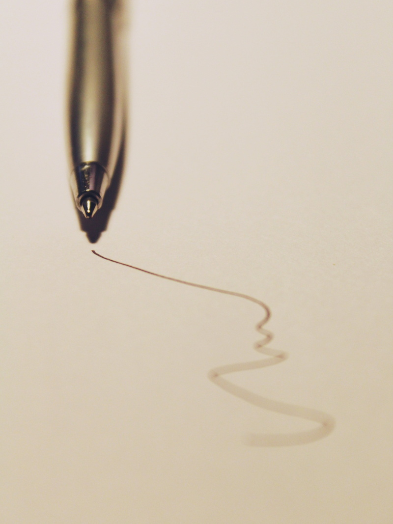 stroke, day, copy space, close-up, string, shadow, pendant, jewelry, 4K, selective focus, stationery, water, macro, personal accessory, office accessories