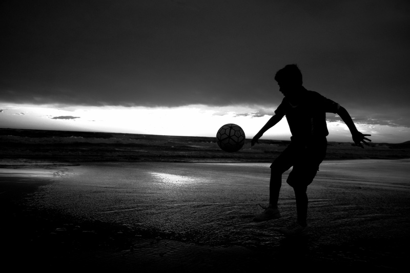 lifestyles, silhouette, water, standing, sky, one person, uruguay, nature, 5K, ball, black and white, sea, full length, land, real people, cloud - sky