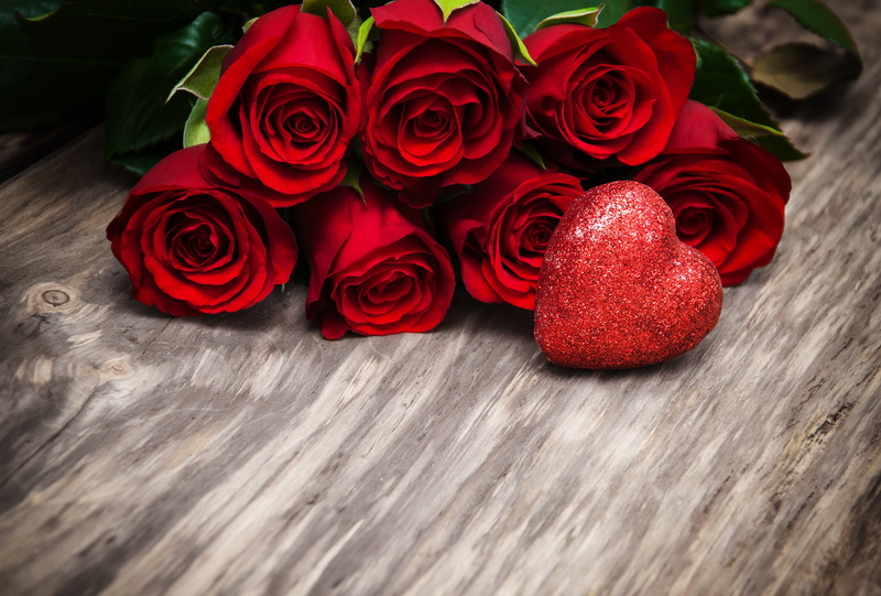 4K, valentine`s day, buds, romantic, red, roses, love, flowers, red roses, heart, wood