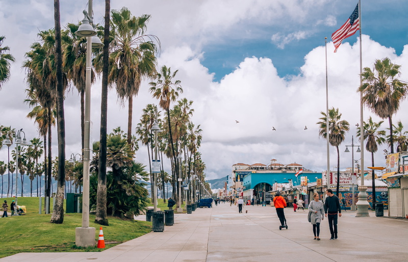 architecture, lifestyles, pedestrian, downtown, outdoors, human, real people, crowd, city, group of people, 4K, treelined, building exterior, symbol, santa monica boardwalk