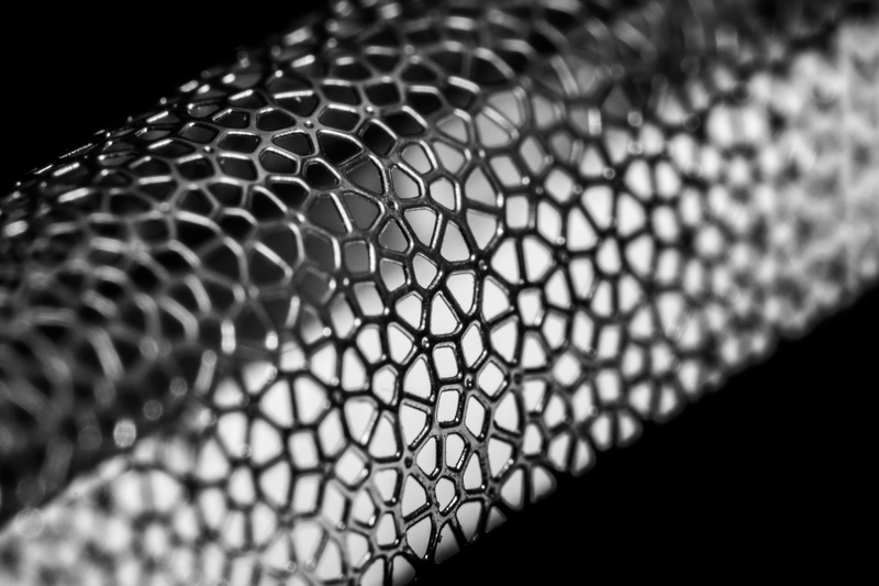 photography, repetition, pattern, close, netting, studio shot, selective focus, Blade, silver colored, sharp, textured, honeycomb, datailaufnahme, hair