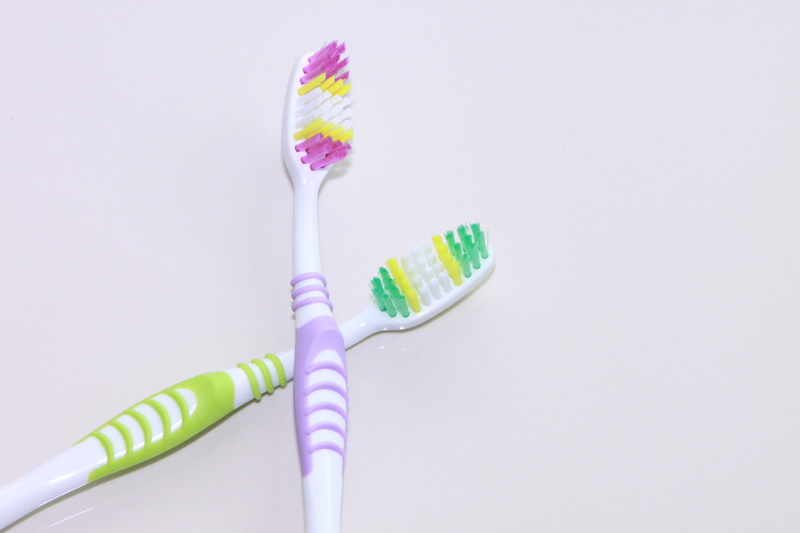 colgate, 4K, no people, two, purple, connection, white, cut out, copy space, pink color, colored, studio shot, teeth, close-up, plastic, toothbrush, technology
