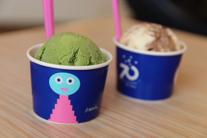 baskin robbins, green tea, wood - material, hot drink, dessert, wooden, tea cup, blue, sweet, food and drink, tea - hot drink, brown, 5K, matcha tea, cream
