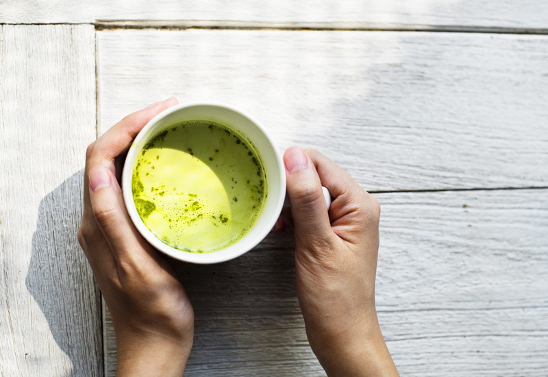 personal perspective, directly above, wellbeing, matcha tea, 1080P, mug, food and drink, hand, one person, table, latte, human hand, human body part, green color