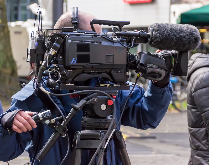 film, recording, working, cinematographer, one man only, holding, occupation, technology, tv, adult, film camera, people, front, professional, photography themes