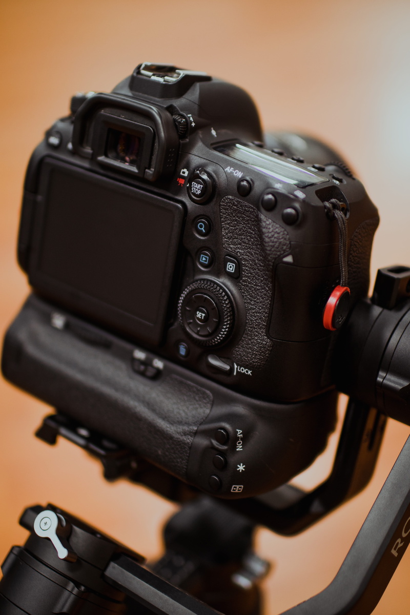 indoors, lens, black color, retro styled, close-up, focus, photographic equipment, activity, electronics, 5K, zoom, studio shot, technology, device, antique