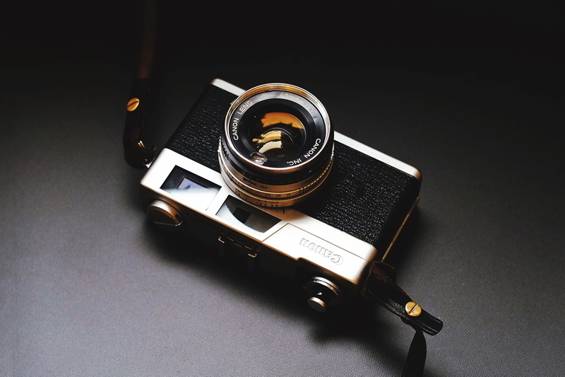 camera - photographic equipment, black background, chrome, black color, equipment, canon, slr camera, camera, rangefinder, classic, still life, shutter