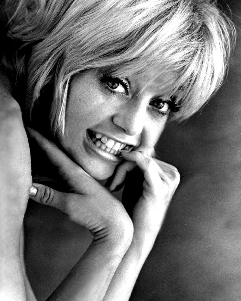 laugh-in, actress, emotion, short hair, young women, indoors, cinema, real people, 1080P, one person, celebrity, singer, hand on chin, portrait, comedy