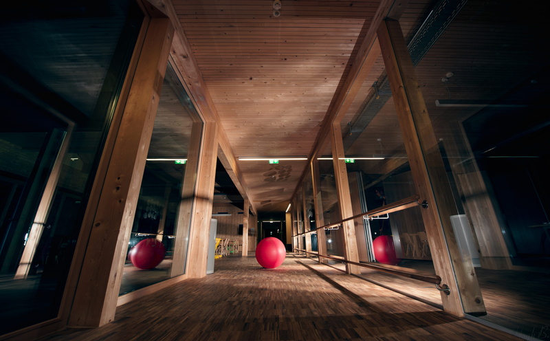 empty, wood, 5K, ceiling, indoors, day, ball, built structure, wall, the way forward, wood - material, no people, architectural column, Architecture, red