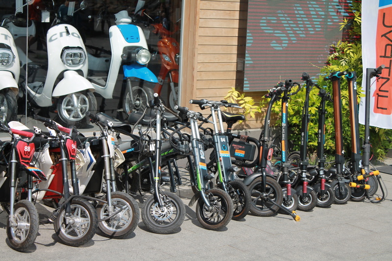 arcadia, retail, stationary, bicycles, large group of objects, mopeds, day, shopping, tourism, city, scooters, street, transportation, land vehicle, architecture