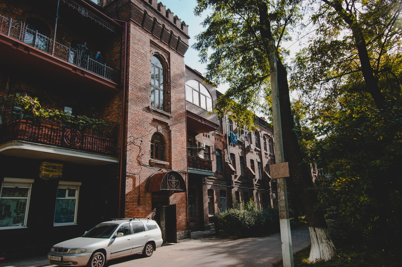 motor vehicle, wide angle, nature, building, growth, land vehicle, building exterior, day, architecture, residential district, car, transportation, odessa