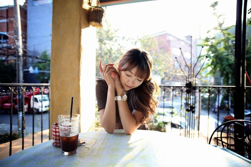 day, young adult, asian women brunette, women, real people, hairstyle, food and drink, leisure activity, adult, contemplation, cafe, sitting, young women