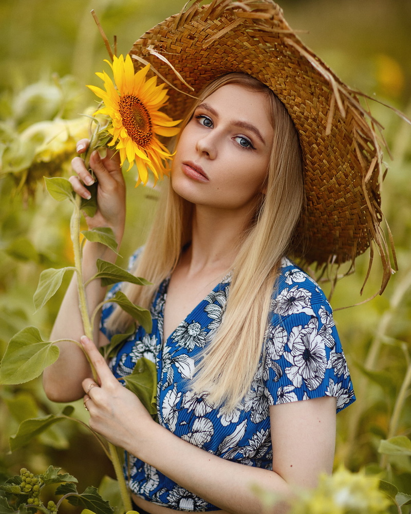 straight hair, women, makeup, blonde, flowers, blouse, eyeliner, nature, hat, blue clothing, field, looking at viewer, straw hat, blue eyes, leaves, 720P