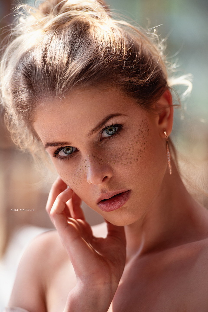 jewelry, glitter, portrait, Venkara Capris, hairbun, makeup, blonde, women, Miki Macovei, lipstick, 720P, looking at viewer, earring, eyeshadow