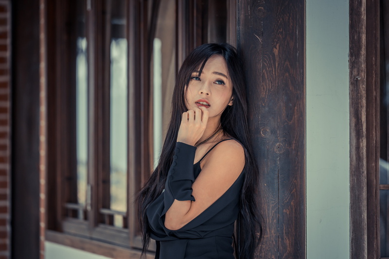 depth of field, looking into the distance, looking at viewer, 4K, women, wood, model, dark hair, portrait, photography, women outdoors, outdoors, Asian