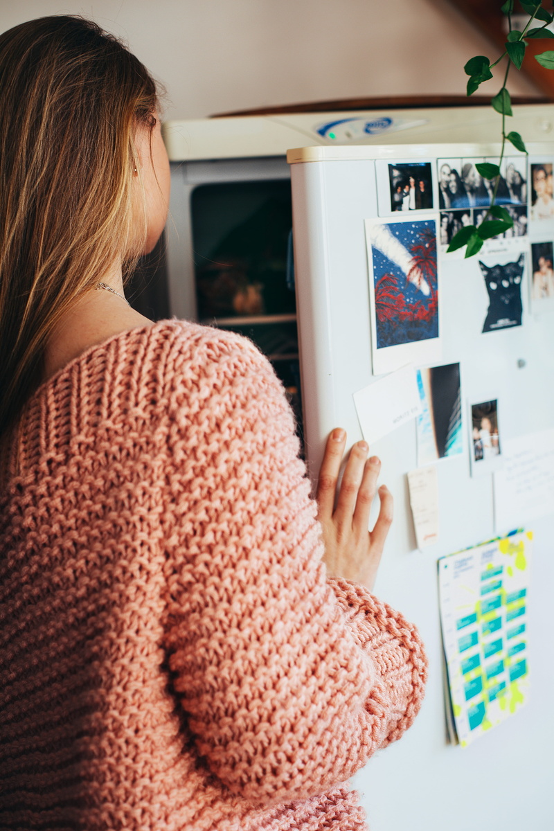 portrait, lifestyles, indoors, hairstyle, females, woman, fashion, room, pictures, person, wear, wearing, one person, back view, knit, looking, fridge