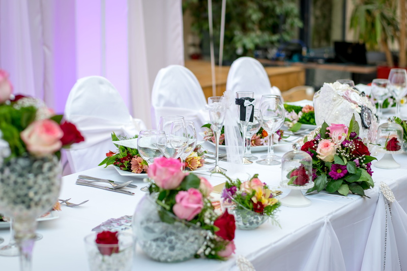 tablecloth, near, bouquet, arrangements, wedding, table, setting, top, outdoors, flower arrangement, 5K, arrangement, white, flower head, roses, flowering plant