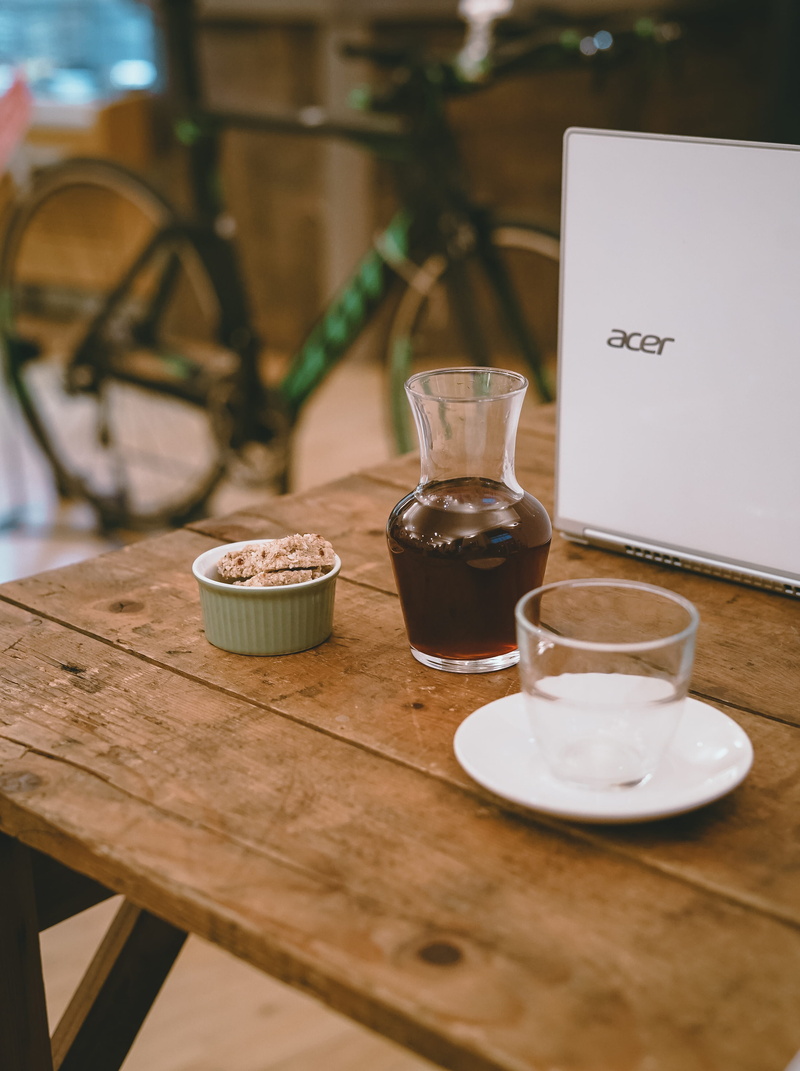 restaurant, glass, drink, clear, jar, indoors, day, vase, bottle, container, no people, selective focus, household equipment, food and drink, drinking glass