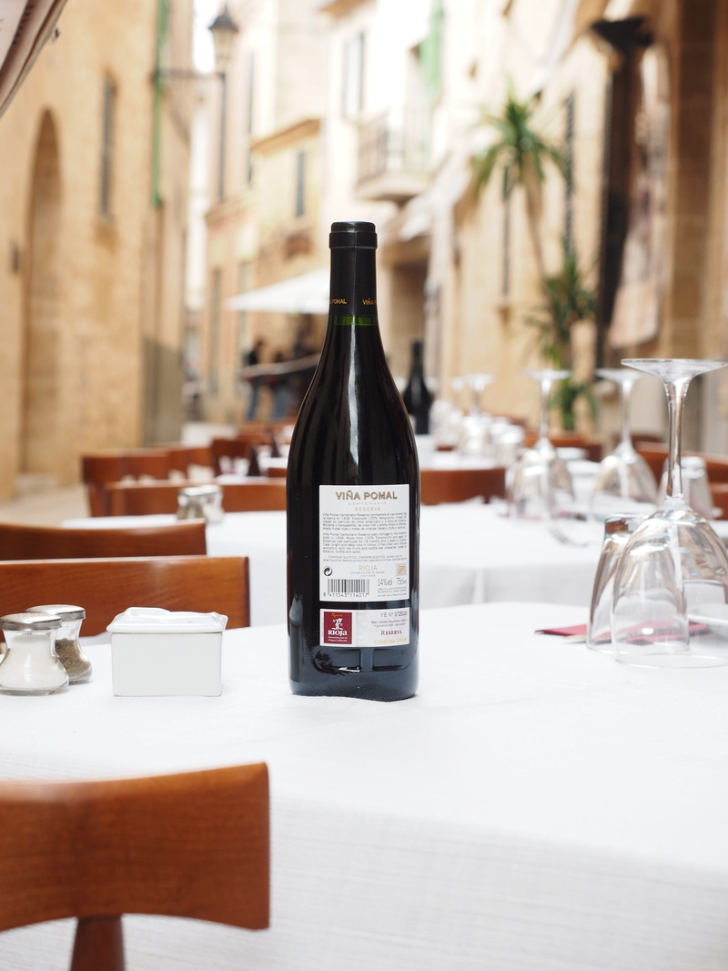 seat, black, drink, gourmet, container, day, drinking glass, covered, menu, eat, nature, chairs, wine, dining tables, no people, 4K, glass, elegant, bottle