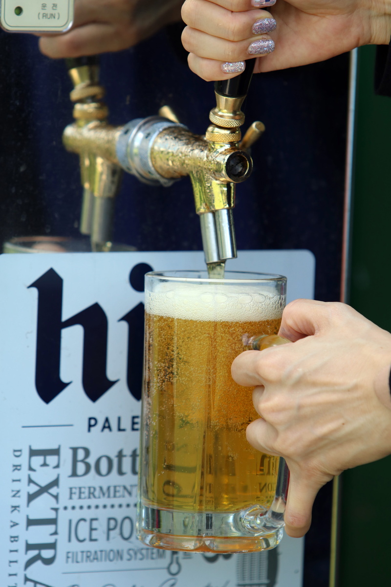 finger, beer tap, stress, freshness, beer cup, one person, beer - alcohol, drinking, refreshment, drink, alcohol, beer glass, sul, human body part, 5K