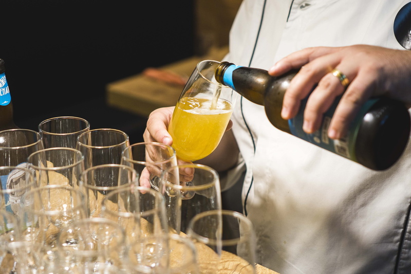 one person, pub, alcohol, sony alpha, freshness, human hand, beverage, sony a6000, diner, beer, kitchen, pitcher - jug, sony, pouring, bartender, human body part