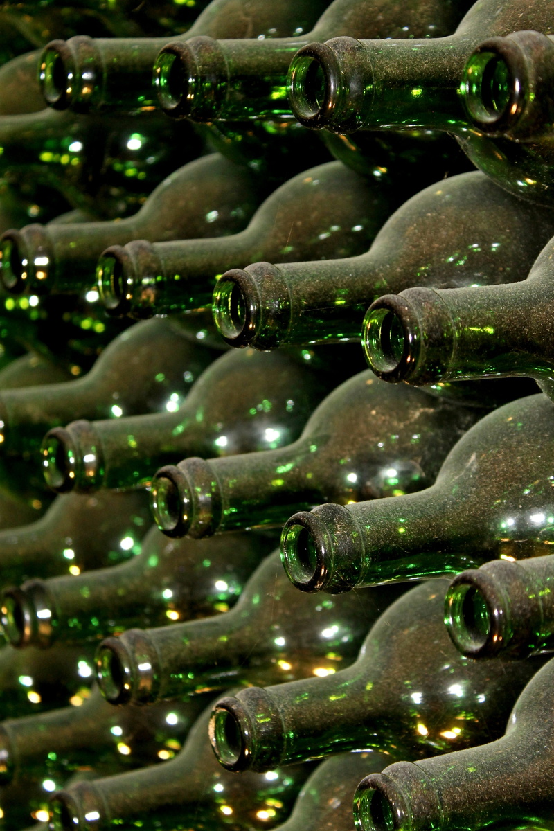 nature, repetition, close-up, food and drink, alcohol, green color, dusty, colored glass, shiny, refreshment, decoration, juice, abundance, powder, indoors