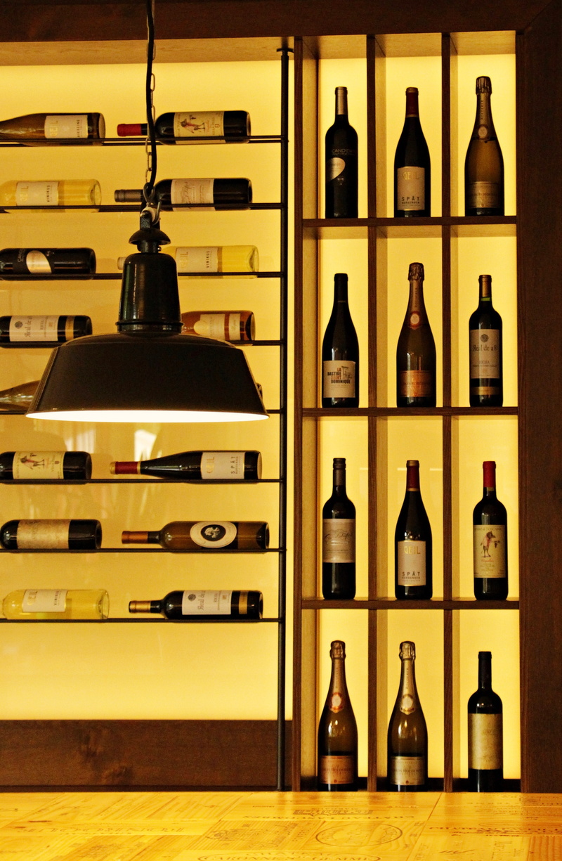 large group of objects, benefit from, order, bottle, arrangement, wall - building feature, group of objects, wine, in a row, container, 5K, drink, stock