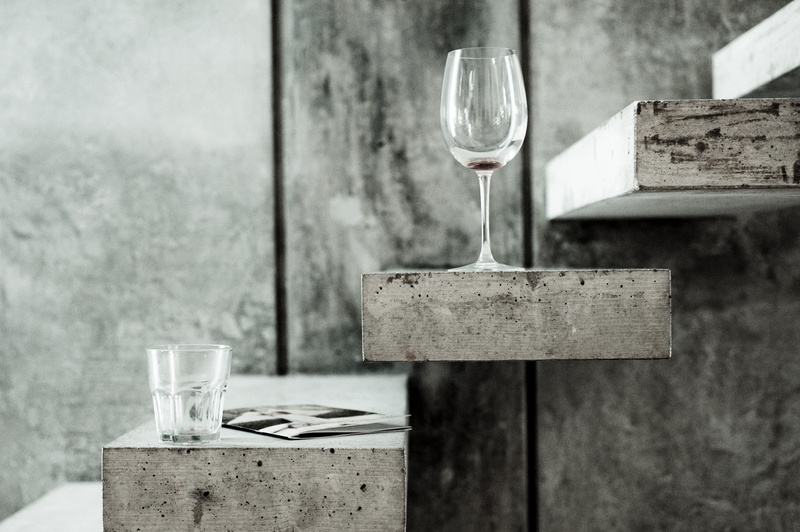 wine, photo, transparent, table, water, absence, container, household equipment, old-fashioned, top, rack, still life, clear, food and drink, wineglass