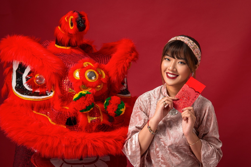 traditional clothing, chinese new year, adult, portrait, holding, people, waist up, 5K, women, coupon, clothing, holiday, smiling, woman, celebration