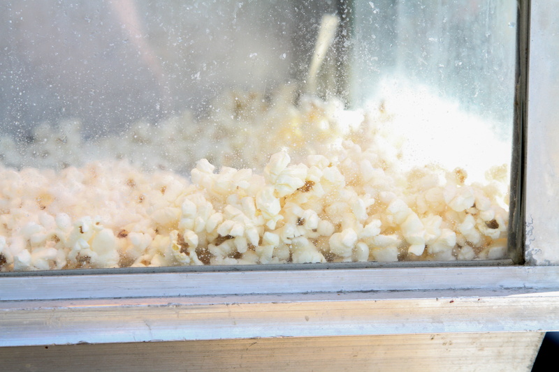 close-up, pattern, kernel, industry, carnival, butter, fair, window, yummy, salty, motion, indoors, water, treat, wood - Material, no people, snacking