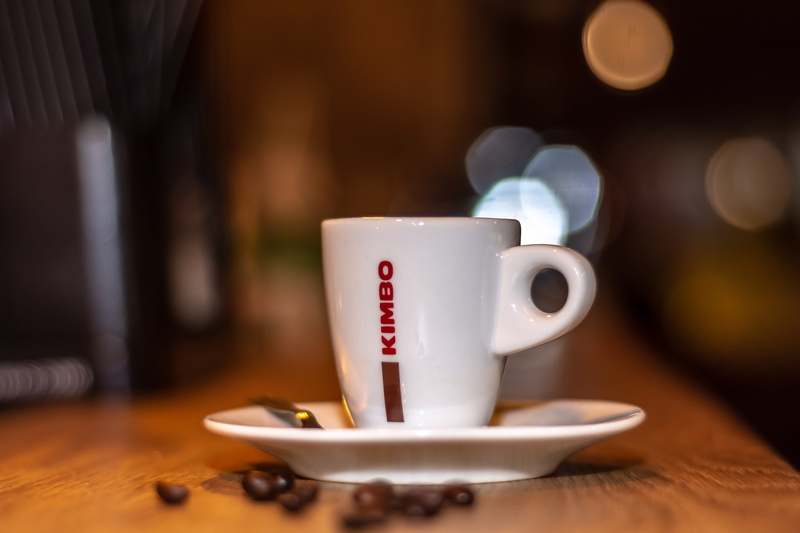 shop, coffee shop, mug, focus on foreground, saucer, coffee cup, coffee, wood grain, no people, drink, coffeehouse, hot, refreshment, indoors, espresso