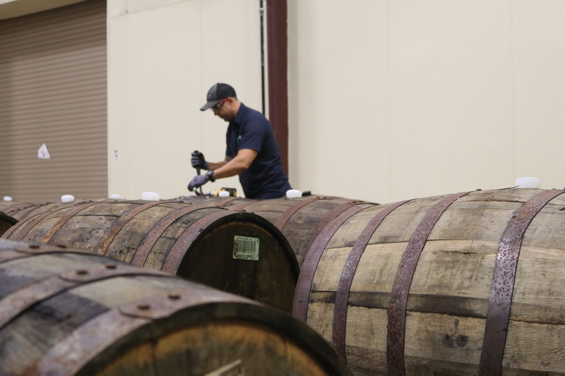 mid adult, wall, fixing, wine cellar, adult, working, one person, real people, holding, 5K, work, wine, food and drink, stock, winemaking, wine cask, person
