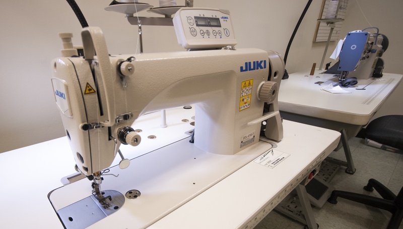 textile, creativity, sew, 2K, indoors, technology, sewing, close-up, thread, tailoring, machine part, hospital, machinery, manufacturing equipment, fashion