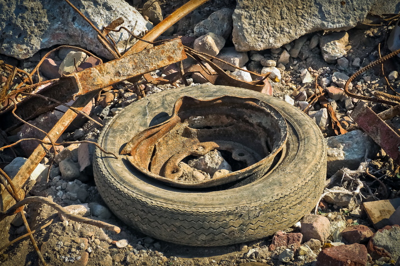 land, auto, waste, auto tires, tyres, rusted, deterioration, tooth of time, vehicle, rim, damaged, debris, metal, abandoned, 4K, nature, run-down, dirt