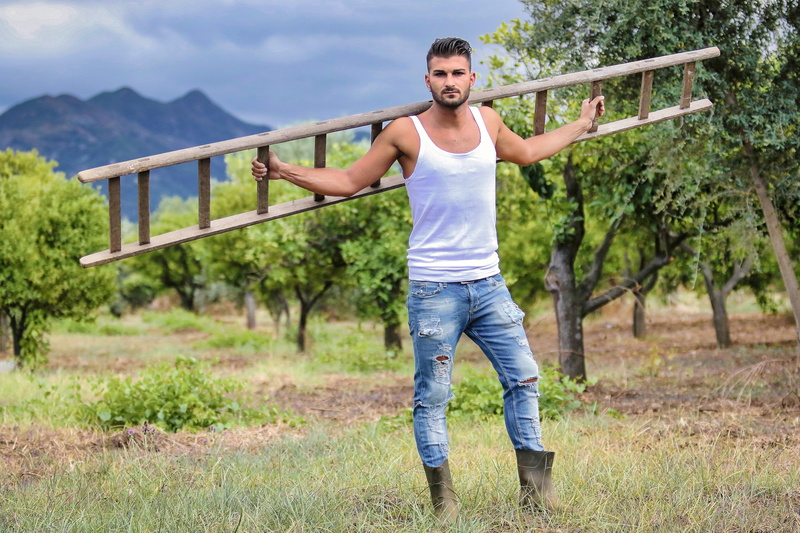 casual clothing, rural, young men, setting, outdoors, human arm, summer, day, carrying, standing, colors, pegs, one person, farmer, 5K, looking at camera