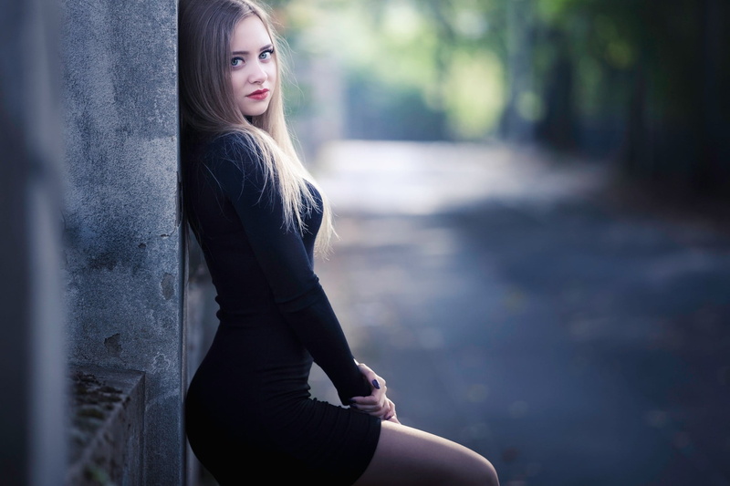 minidress, red lipstick, outdoors, young women, lifestyles, women outdoors, day, beauty, dress, hairstyle, real people, depth of field, face, black clothing