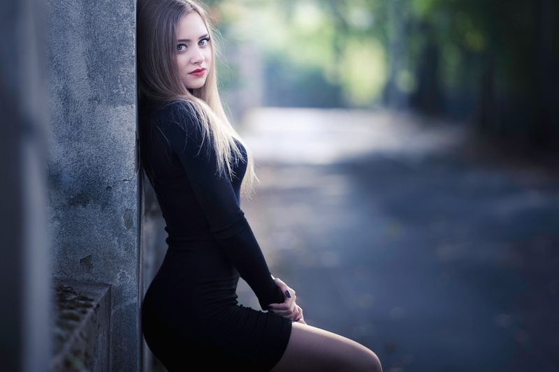 blue eyes, women, women outdoors, black clothing, face, portrait, Elina Neigum, red lipstick, minidress, 1080P, Dennis Schneider, depth of field, dress