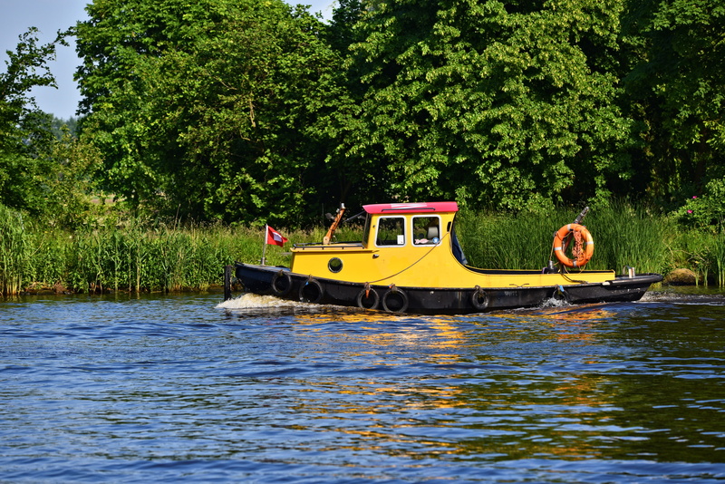 land vehicle, mode of transportation, tow, growth, river, boat, transportation, day, 5K, haul, travel, black, non-urban scene, plant, tug, yellow, workboat